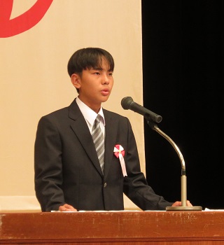 発表をする布施琥雅さん