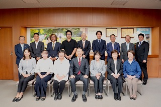 受賞者のみなさんと井崎市長