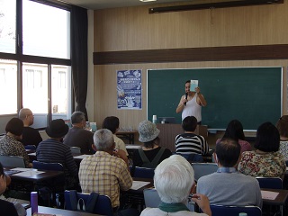 本編講演中の石川浩司さん。