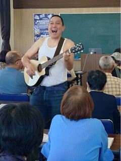 演奏中の石川浩司さん。