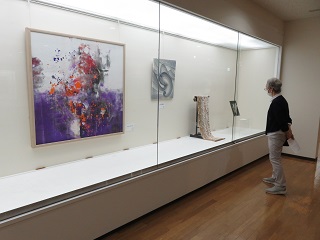 「美術家協会展」の様子