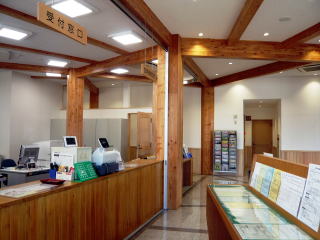 木の図書館との複合施設として新たに移設された東部出張所の写真