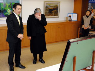 お母さんを思い出し褒状を前に涙ぐむ岩楯さん