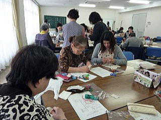 楽しそうに作業をする参加者の皆さん