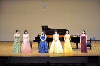 出演は、流山市音楽家協会に所属する6人のピアニストの皆さん