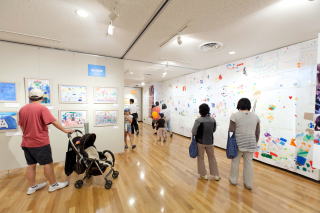 昨年9月に開催された「3・11ふくしまそうまのこどもたちのえがくたいせつな絵展」