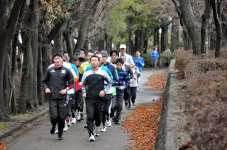 約50人が小雨の降る中で健脚を競いました