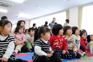 楽しそうに紙芝居を見る子どもたち