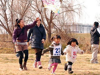 親子凧揚げ大会