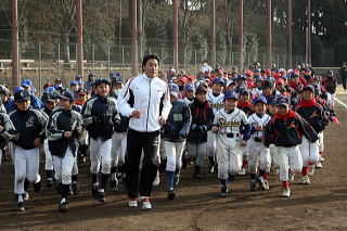 鈴木選手と子どもたち