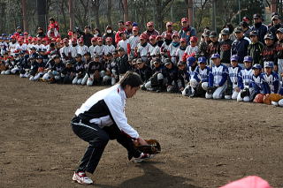 少年野球16チーム約240人と指導者などが参加
