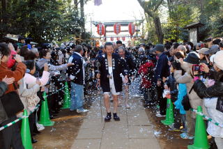 参道を男衆が登殿