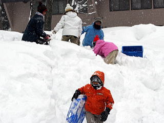 ソリで遊んだり、スコップで雪穴を掘ったり