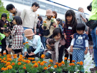 花を所定の位置に置く皆さん