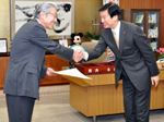 森田知事と固く握手