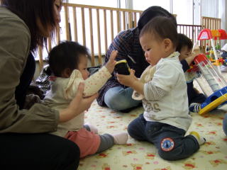 子どもたちも、すぐに仲良く遊んでます