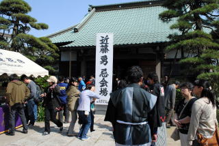 勇忌が行われる会場の長流寺の写真