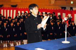 新入生を代表して川島君が誓いの言葉を述べている写真
