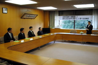 井崎市長から謝辞を受けている様子の写真