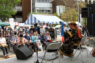 多くの来場者が耳を傾けている写真