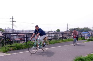 気持ちよさそうに土手の上を