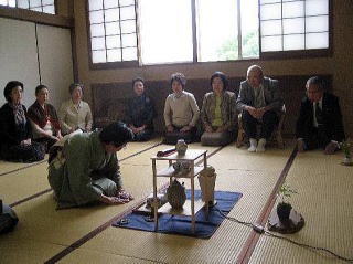 和室では煎茶会が行われている写真