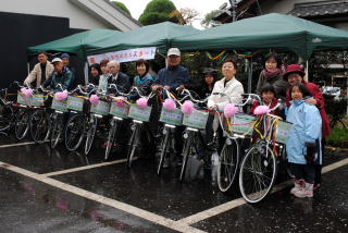 「うんがいい！朝市」で自転車トークイベント