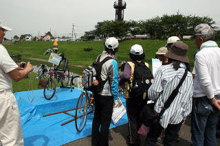 「うんがいい！朝市」で自転車トークイベント