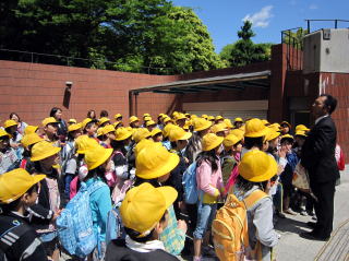 上野を訪れる児童たち