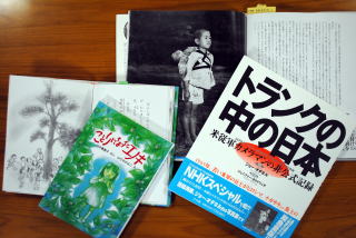 「トランクの中の日本」と「ことりになったエノキ」の写真
