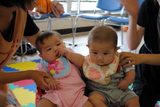 男の子と女の子の双子ちゃん