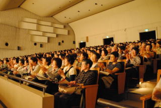 会場からは大喝采の様子の写真