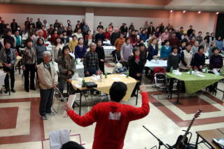 フィナーレは全員が立って