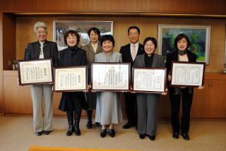 表彰状を手に、記念写真