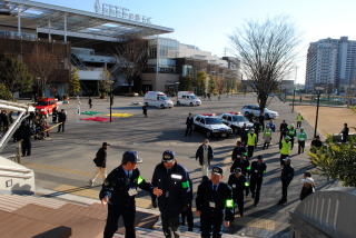 警察や消防などが合同で訓練の様子の写真