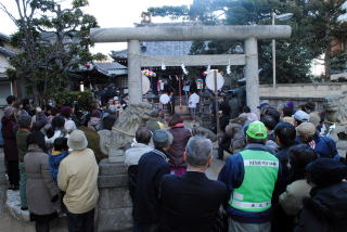 平日にもかかわらず大勢の人が集まった