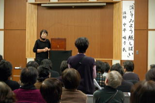 紙芝居の演じ方を学ぶ様子の写真