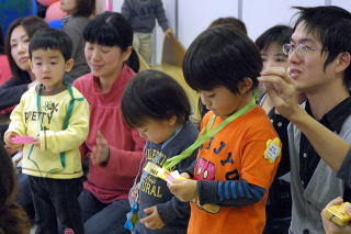 ペンダントをもらった3人の写真