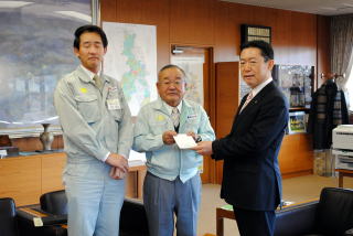 海老原社長から井崎市長へ