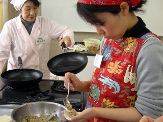 餃子はを作っている様子の写真