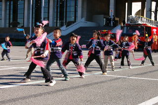 流山幼稚園の園児は歌と踊りを披露している写真
