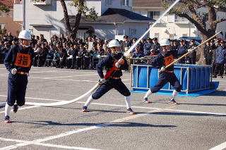 消防団第8分団の操法演技の写真