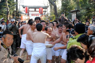 境内に出て餅取りを披露