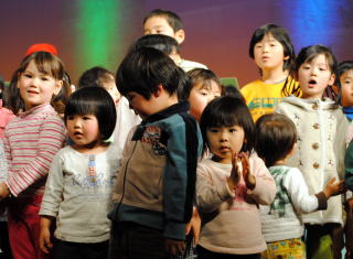 舞台上で歌う子どもの写真