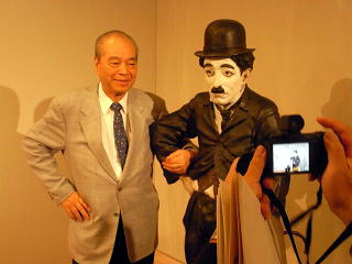 澤田さんとチャップリンの像の写真