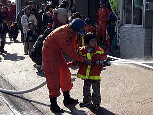 冬休み子ども消防体験学習の写真