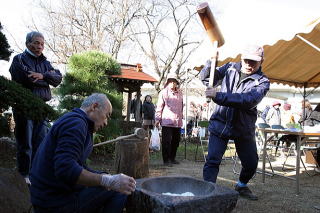 石臼での餅つき