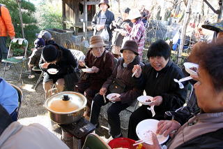 餅を食べながら楽しくおしゃべり