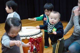 太鼓の響きに驚きの表情の写真