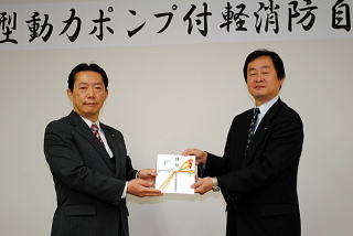 井上会長と井崎市長の写真